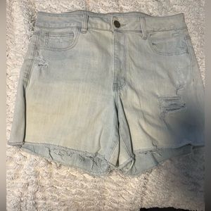 American Eagle Outfitters Shorts
Comes from a smoke feee and pet free home.